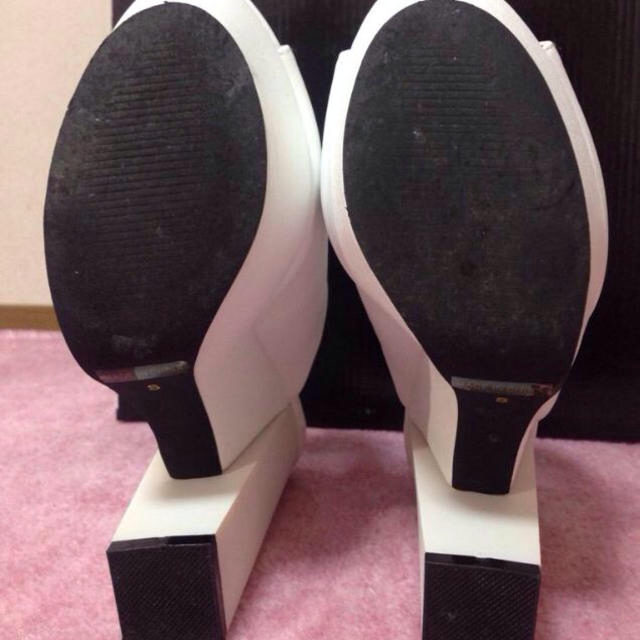 EMODA(エモダ)のヒールサボ  ホワイト レディースの靴/シューズ(サンダル)の商品写真