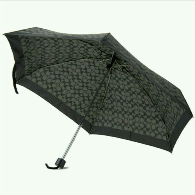 COACH(コーチ)のCOACH❤シグネチャー柄　ワンタッチ折り畳み傘 レディースのファッション小物(傘)の商品写真