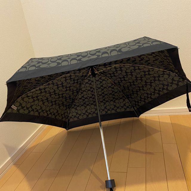COACH(コーチ)のCOACH❤シグネチャー柄　ワンタッチ折り畳み傘 レディースのファッション小物(傘)の商品写真