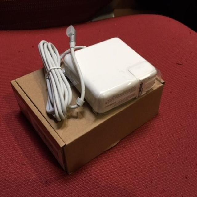 Apple(アップル)のMacbook Pro用充電器 スマホ/家電/カメラの生活家電(変圧器/アダプター)の商品写真