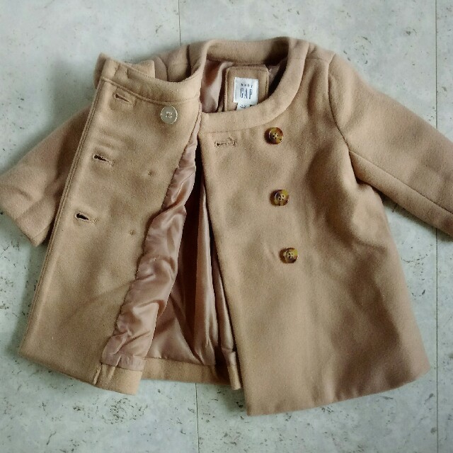 babyGAP(ベビーギャップ)の美品 70サイズ リボンコート GAP ベージュ ベビー服 キッズ/ベビー/マタニティのベビー服(~85cm)(ジャケット/コート)の商品写真