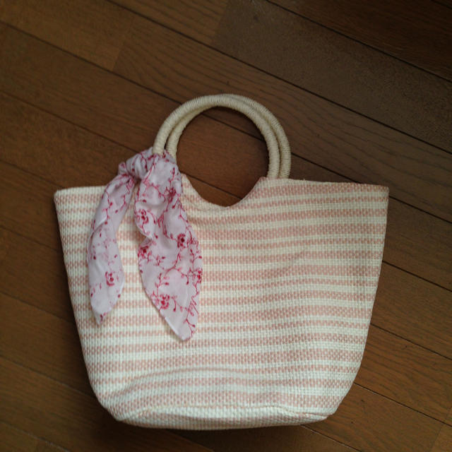 白×ピンク カゴバッグ レディースのバッグ(ハンドバッグ)の商品写真
