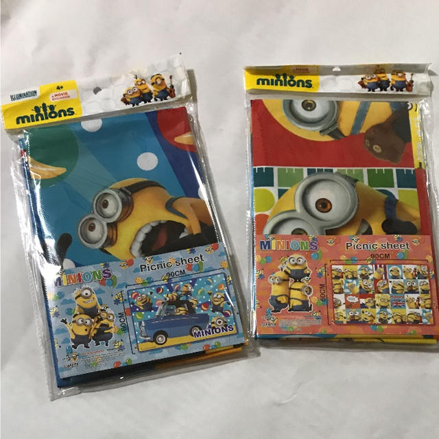 ミニオンズ　レジャーシート　２枚セット　（送料込み）ＭＩＮＩＯＮＳ エンタメ/ホビーのおもちゃ/ぬいぐるみ(キャラクターグッズ)の商品写真