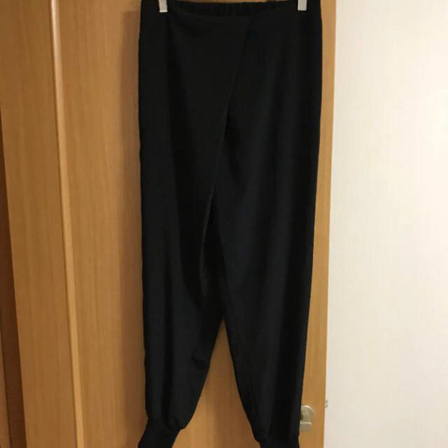 L'Appartement DEUXIEME CLASSE(アパルトモンドゥーズィエムクラス)のAP STUDIO EASY PANTS   ブラック レディースのパンツ(カジュアルパンツ)の商品写真