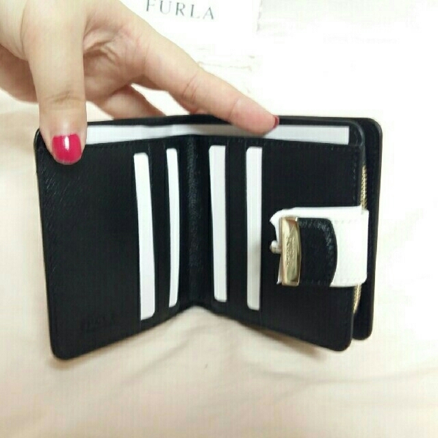 Furla(フルラ)の[ちー様お取り置き] フルラメトロポリス 半財布 白黒 レディースのファッション小物(財布)の商品写真