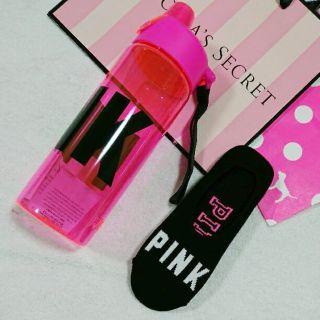 ヴィクトリアズシークレット(Victoria's Secret)の【新品】Victorias Secret PINKウォーターボトル+ソックス(ソックス)