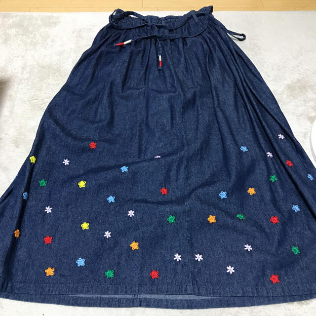 rough(ラフ)のrough デニムロングスカート 花柄刺繍 レディースのスカート(ロングスカート)の商品写真