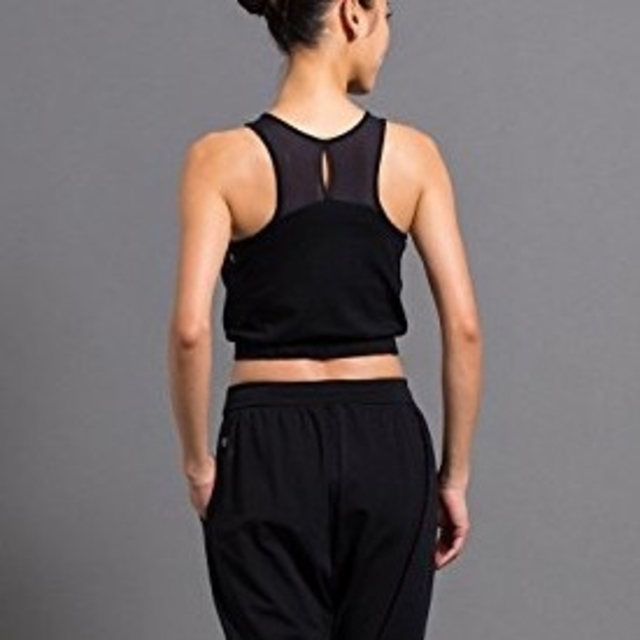 lululemon(ルルレモン)のsuria スリア ハーフトップ　ヨガ　☆美品☆ スポーツ/アウトドアのトレーニング/エクササイズ(ヨガ)の商品写真