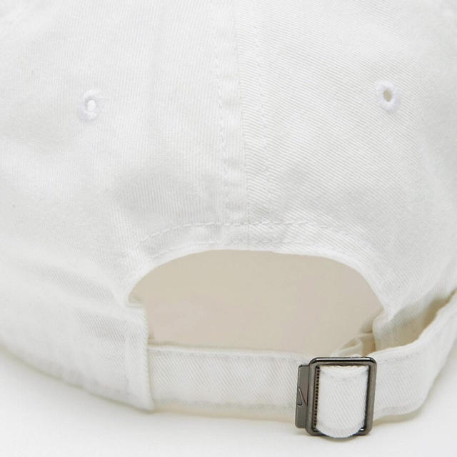 NIKE(ナイキ)の【新品】Nike（ナイキ）スウッシュキャップ　帽子 白色 レディースの帽子(キャップ)の商品写真