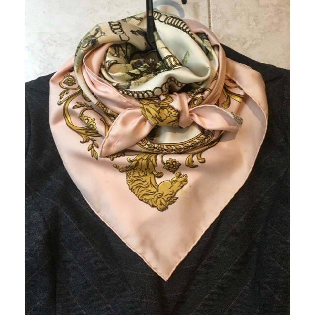 Hermes(エルメス)のロンシャンへの散歩 ピンク エルメス スカーフ カレ レディースのファッション小物(バンダナ/スカーフ)の商品写真