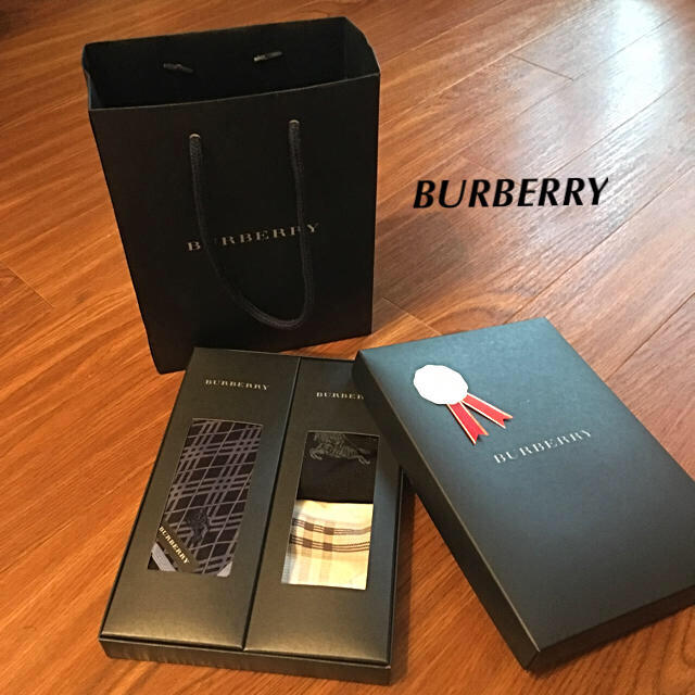 BURBERRY(バーバリー)のBURBERRY・メンズギフトセット・ハンカチ&靴下2足・美品 メンズのファッション小物(ハンカチ/ポケットチーフ)の商品写真