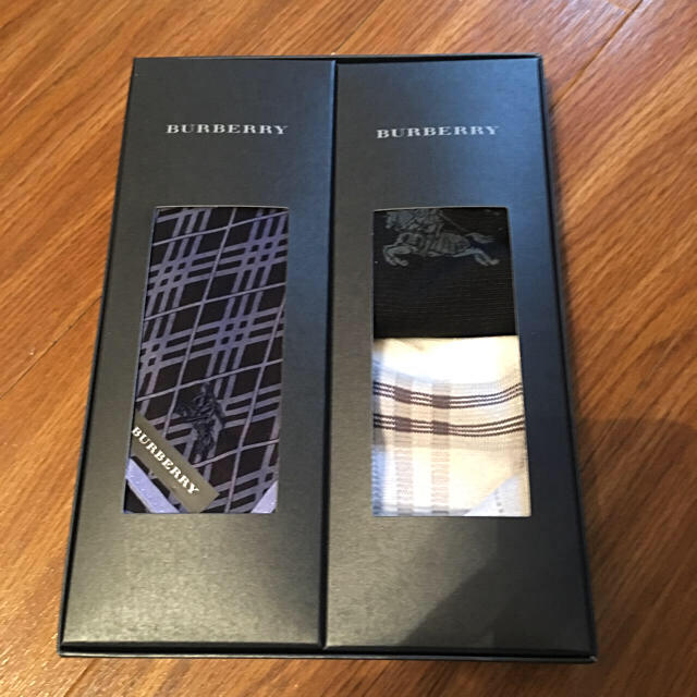 BURBERRY(バーバリー)のBURBERRY・メンズギフトセット・ハンカチ&靴下2足・美品 メンズのファッション小物(ハンカチ/ポケットチーフ)の商品写真