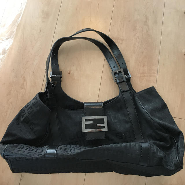 FENDI 黒ハンドバッグ