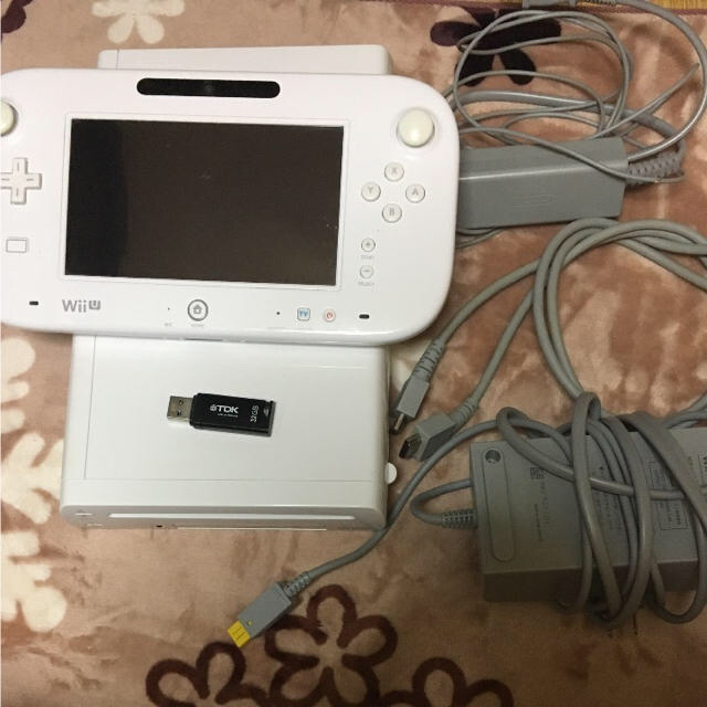 Wii U(ウィーユー)のwiiu本体 + 32GB USB エンタメ/ホビーのゲームソフト/ゲーム機本体(家庭用ゲーム機本体)の商品写真