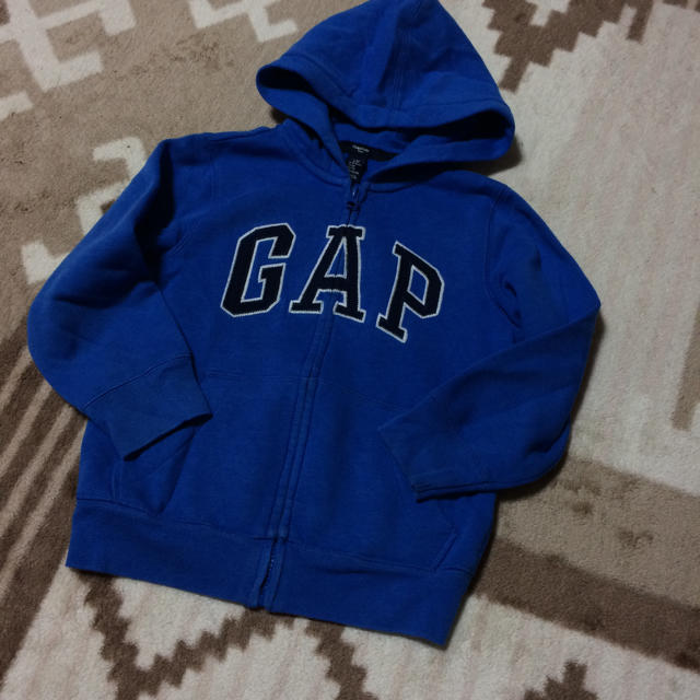 GAP(ギャップ)のロゴパーカー キッズ/ベビー/マタニティのキッズ服男の子用(90cm~)(ジャケット/上着)の商品写真