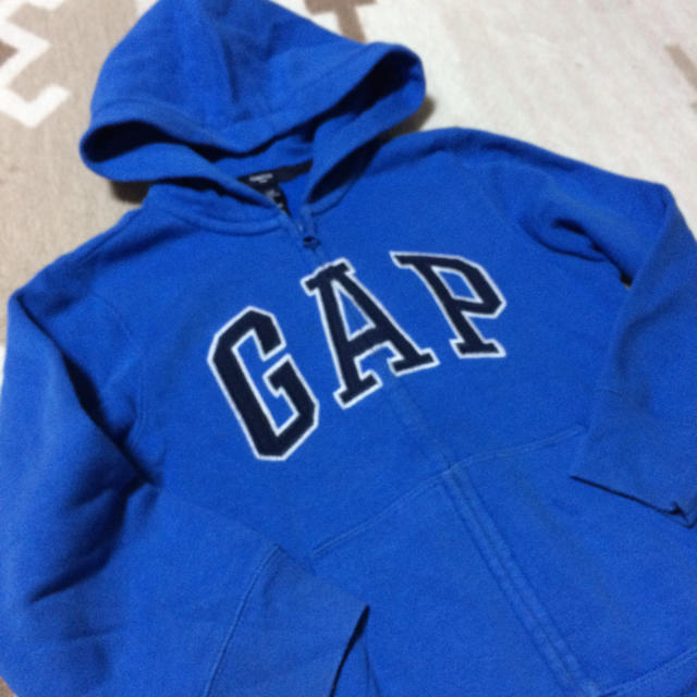 GAP(ギャップ)のロゴパーカー キッズ/ベビー/マタニティのキッズ服男の子用(90cm~)(ジャケット/上着)の商品写真