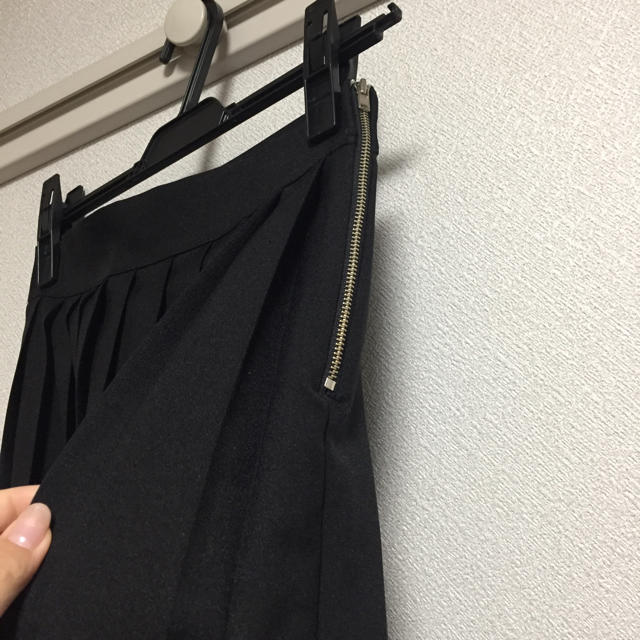 HARE(ハレ)の黒 プリーツ スカート レディースのスカート(ひざ丈スカート)の商品写真