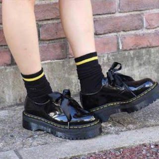 ドクターマーチン(Dr.Martens)のDr.Martens HOLLY リボン エナメル 厚底 UK4(ローファー/革靴)