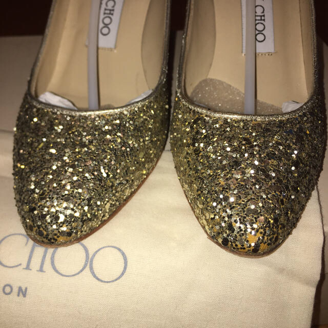 JIMMY CHOO(ジミーチュウ)のJIMMY CHOO ゴールドスパンコールパンプス レディースの靴/シューズ(ハイヒール/パンプス)の商品写真