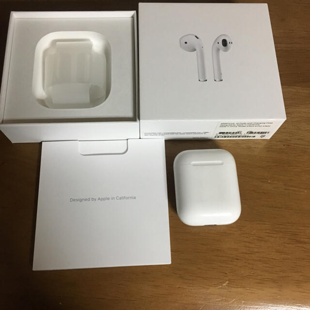 Apple(アップル)のApple純正ワイヤレスBluetoothイヤホンAirPods スマホ/家電/カメラのオーディオ機器(ヘッドフォン/イヤフォン)の商品写真