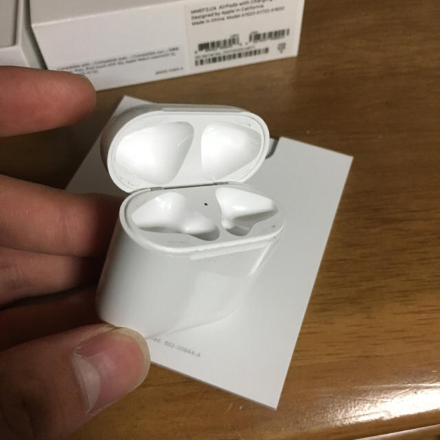 Apple(アップル)のApple純正ワイヤレスBluetoothイヤホンAirPods スマホ/家電/カメラのオーディオ機器(ヘッドフォン/イヤフォン)の商品写真