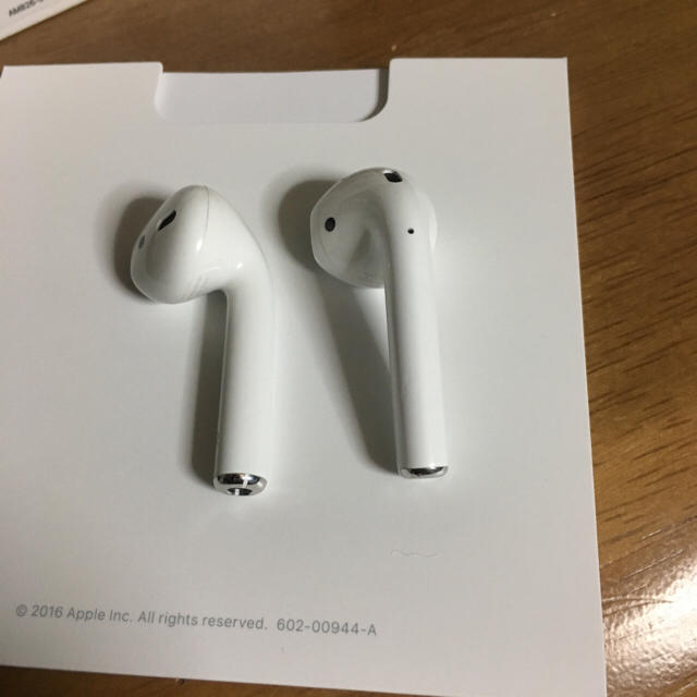 Apple(アップル)のApple純正ワイヤレスBluetoothイヤホンAirPods スマホ/家電/カメラのオーディオ機器(ヘッドフォン/イヤフォン)の商品写真