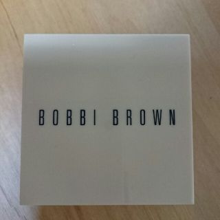 ボビイブラウン(BOBBI BROWN)のBOBBI BROWN ヌードフィニッシュ イルミネイティング パウダー 02(フェイスパウダー)