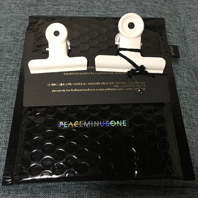 PEACEMINUSONE(ピースマイナスワン)のpmo クリップ 白 エンタメ/ホビーのタレントグッズ(アイドルグッズ)の商品写真