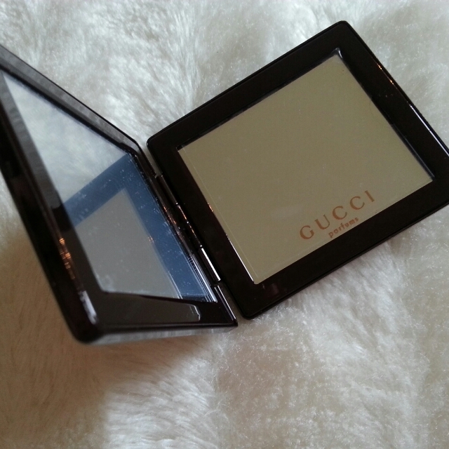 GUCCI コンパクトミラー スマホ/家電/カメラのスマホアクセサリー(モバイルケース/カバー)の商品写真