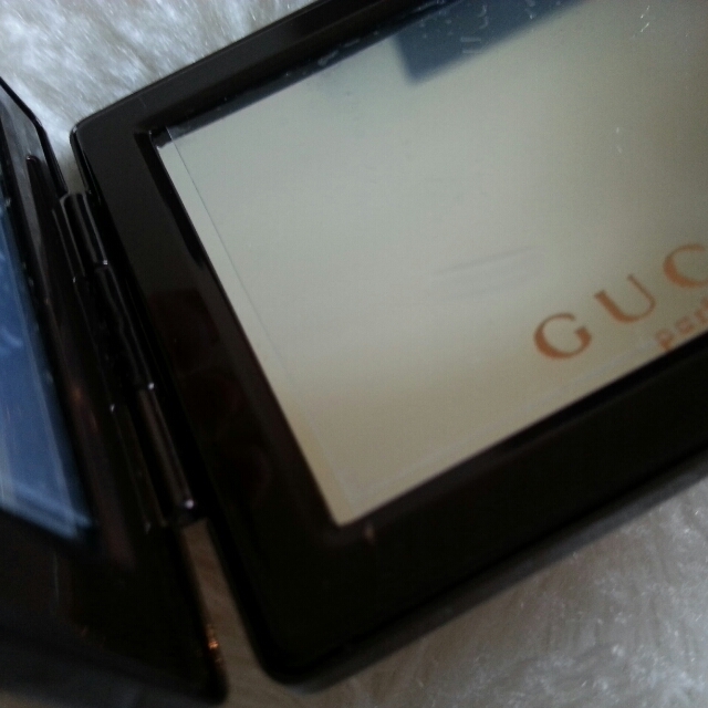 GUCCI コンパクトミラー スマホ/家電/カメラのスマホアクセサリー(モバイルケース/カバー)の商品写真