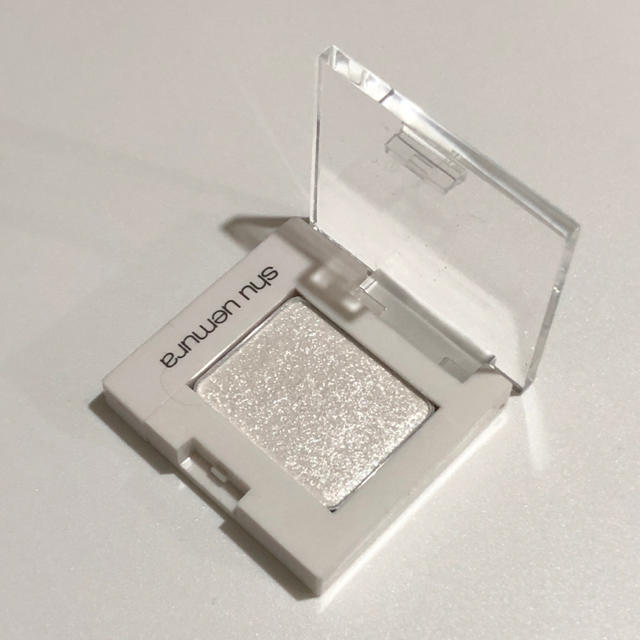 shu uemura(シュウウエムラ)のシュウウエムラ アイシャドウ！ 虹色ラメ！ コスメ/美容のベースメイク/化粧品(アイシャドウ)の商品写真