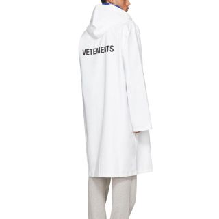 バレンシアガ(Balenciaga)のVETEMENTS レインコート ホワイト(レインコート)