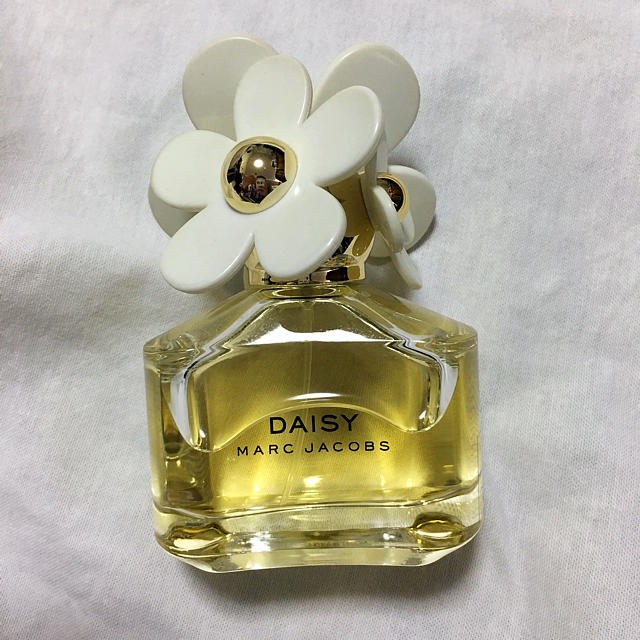 MARC JACOBS(マークジェイコブス)の新品 未使用 箱付き MARC JACOBS 香水 50ml DAISY コスメ/美容の香水(香水(女性用))の商品写真