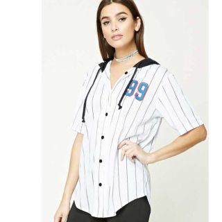 フォーエバートゥエンティーワン(FOREVER 21)のフード付きベースボールトップ(Tシャツ(半袖/袖なし))