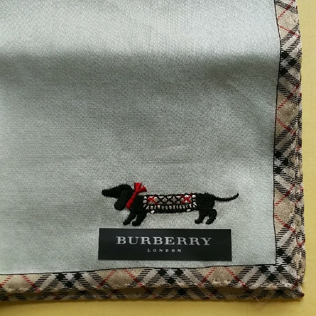 BURBERRY(バーバリー)のバーバリー 犬の刺繍 ドッグ イヌ ハンカチ 新品 未使用 シール付き レディースのファッション小物(ハンカチ)の商品写真