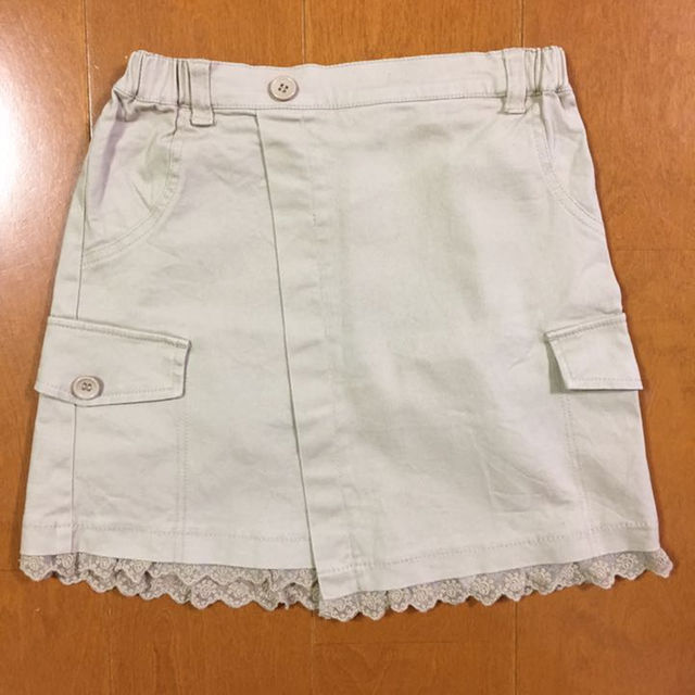 GU(ジーユー)のベージュのミニスカート(巻きスカート風)150㎝ キッズ/ベビー/マタニティのキッズ服女の子用(90cm~)(スカート)の商品写真