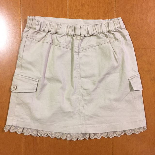 GU(ジーユー)のベージュのミニスカート(巻きスカート風)150㎝ キッズ/ベビー/マタニティのキッズ服女の子用(90cm~)(スカート)の商品写真