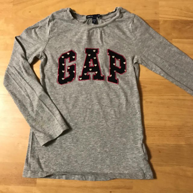 GAP Kids(ギャップキッズ)の[GAPkids中古]ギャップ ワッペンロンT 130cm グレー キッズ/ベビー/マタニティのキッズ服女の子用(90cm~)(Tシャツ/カットソー)の商品写真