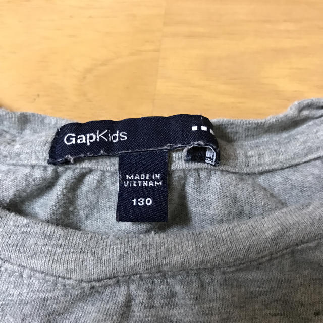 GAP Kids(ギャップキッズ)の[GAPkids中古]ギャップ ワッペンロンT 130cm グレー キッズ/ベビー/マタニティのキッズ服女の子用(90cm~)(Tシャツ/カットソー)の商品写真