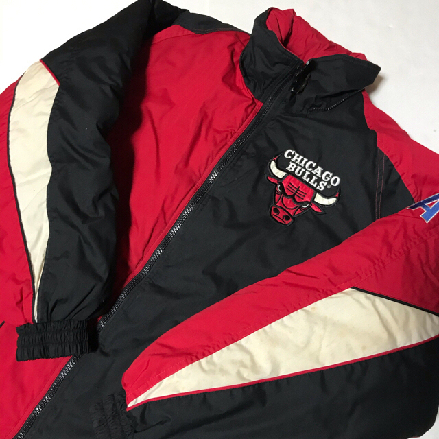 BULLS ブルズ ウォームアップ ジャケット 90s NBA 中綿ジャケット メンズのジャケット/アウター(その他)の商品写真