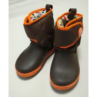 クロックス(crocs)のCROCSクロックス　こげ茶にオレンジの縁取りで綿入りのショートブーツC12(ブーツ)