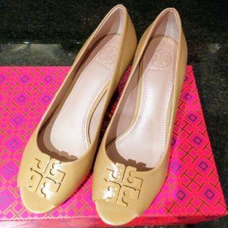 トリーバーチ(Tory Burch)の[新品]トリーバーチ オープントゥ パンプス 靴 ベージュ size 7(ハイヒール/パンプス)