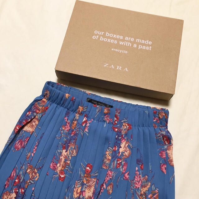 ZARA(ザラ)の【完売品】zara フラワープリーツスカート レディースのスカート(ひざ丈スカート)の商品写真