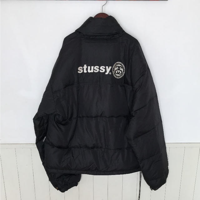 STUSSY(ステューシー)のstussyステューシーのワッペン付ダウンの黒です。   メンズのジャケット/アウター(ダウンジャケット)の商品写真