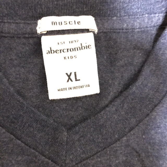 Abercrombie&Fitch(アバクロンビーアンドフィッチ)のアバクロ kids Tシャツ Vネック キッズ/ベビー/マタニティのキッズ服男の子用(90cm~)(Tシャツ/カットソー)の商品写真