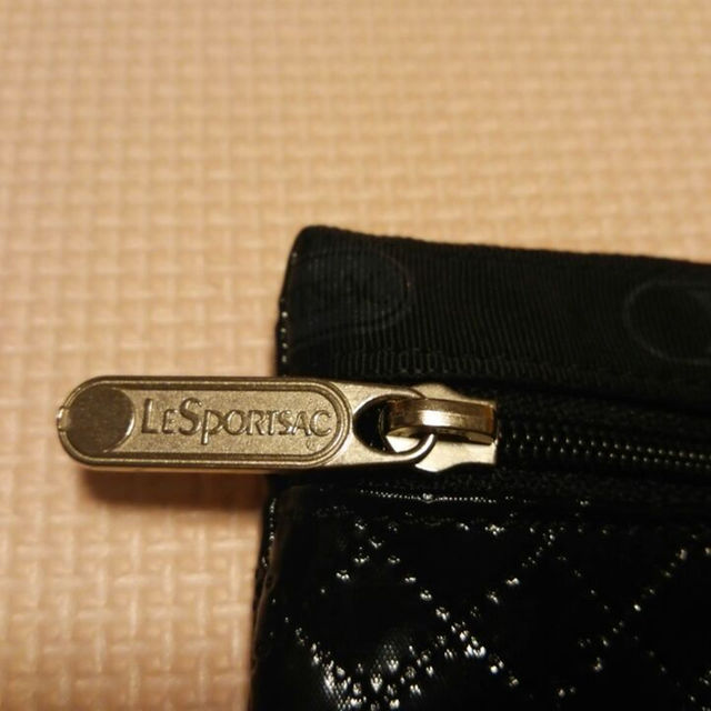 LeSportsac(レスポートサック)のsale！レスポ 黒 エナメル ポーチ レディースのバッグ(ボディバッグ/ウエストポーチ)の商品写真