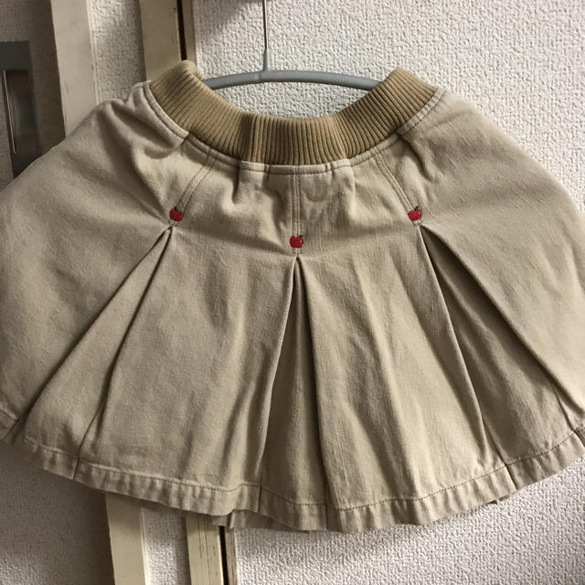 familiar(ファミリア)のトムユリ様専用☆ファミリア100☆スカート☆ベージュ色 キッズ/ベビー/マタニティのキッズ服女の子用(90cm~)(スカート)の商品写真