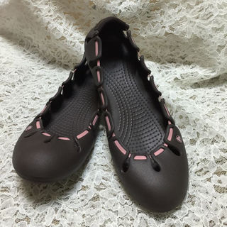 クロックス(crocs)のクロックス可愛い靴    25から25.5cm(ローファー/革靴)