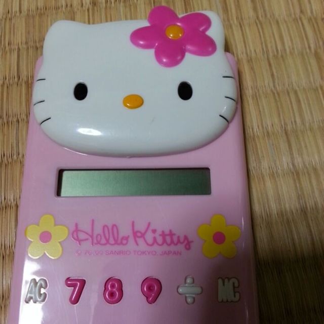 美品●キティちゃん 電卓 ハローキティ ダイカット電卓 スマホ/家電/カメラのスマホ/家電/カメラ その他(その他)の商品写真