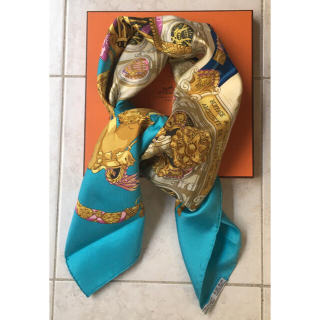 Hermes(エルメス)の未使用 保管品 鮮やかターコイズブルー エルメス スカーフ カレ レディースのファッション小物(バンダナ/スカーフ)の商品写真